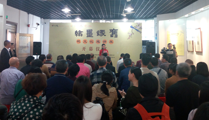 三水中学二十多名学生到博物馆参加亲子活动——拓端砚1.jpg